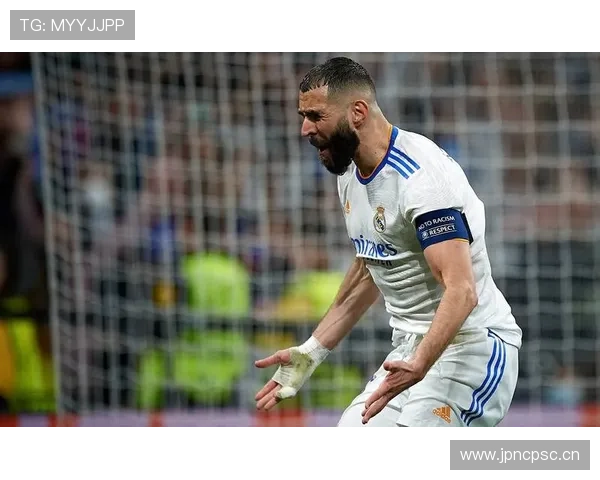 本泽马在皇马战术体系中的角色演变：从支点到核心