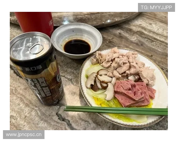 字母哥家冰箱里只放鸡胸肉和水，连瓶可乐都找不到