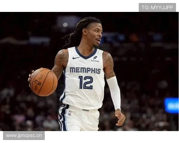 贾·莫兰特鞋子穿成那样，还真以为他是走红毯呢？