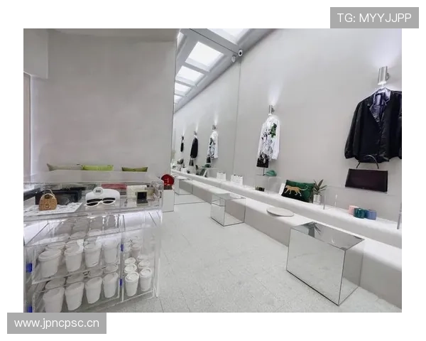 辛德hu一天喝三杯冰美式，训练完直接去逛奢侈品店