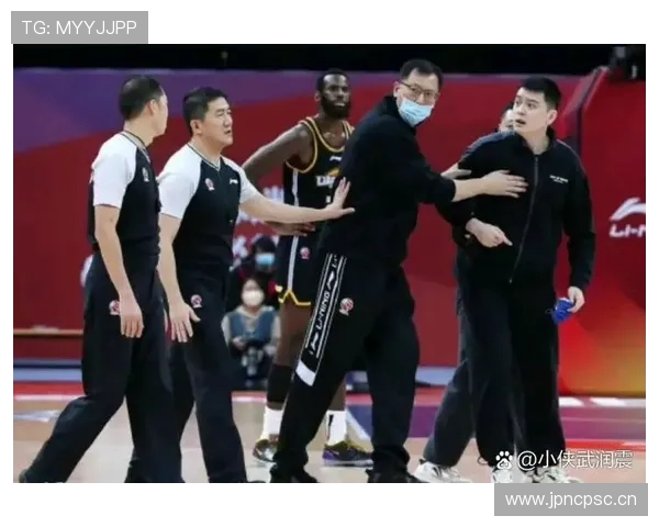 裁判视角解析合理冲撞规则中合法对抗与犯规判罚的界限